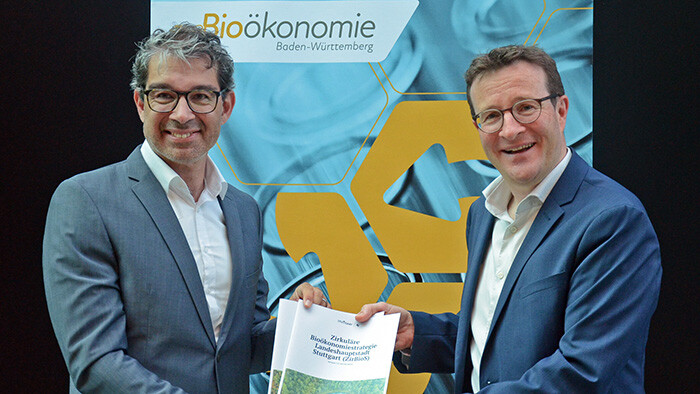 Martin Körner und Staatssekretär Baumann mit Bioökonomiestrategie