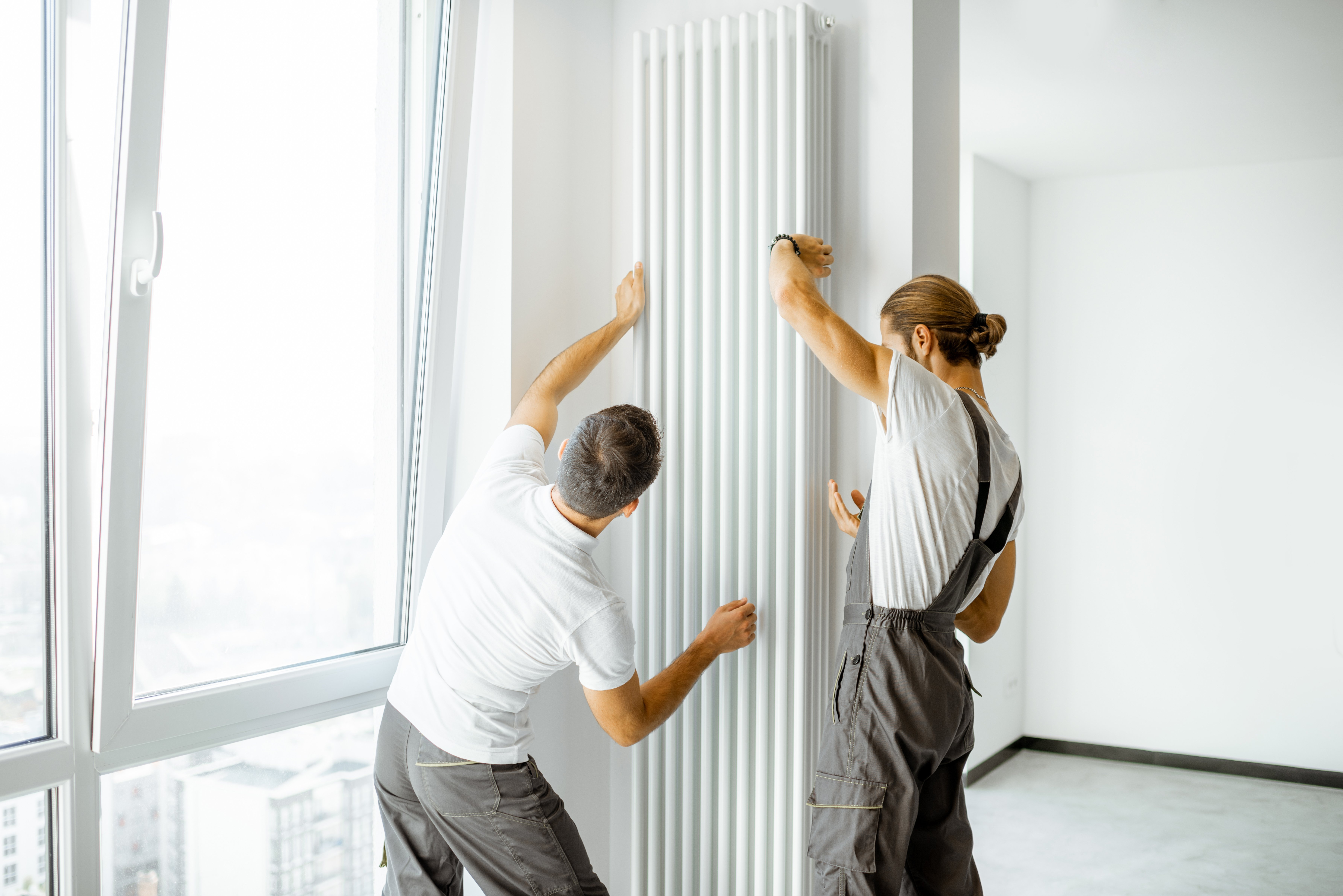 Handwerker montieren Heizung
