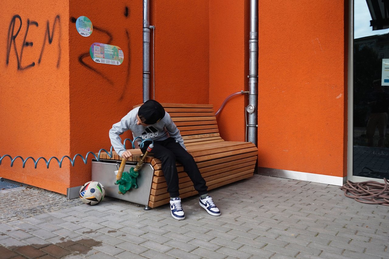 2025_10_Regenbänke_Nutzung_Projekt_SKIF_Foto_neu-1