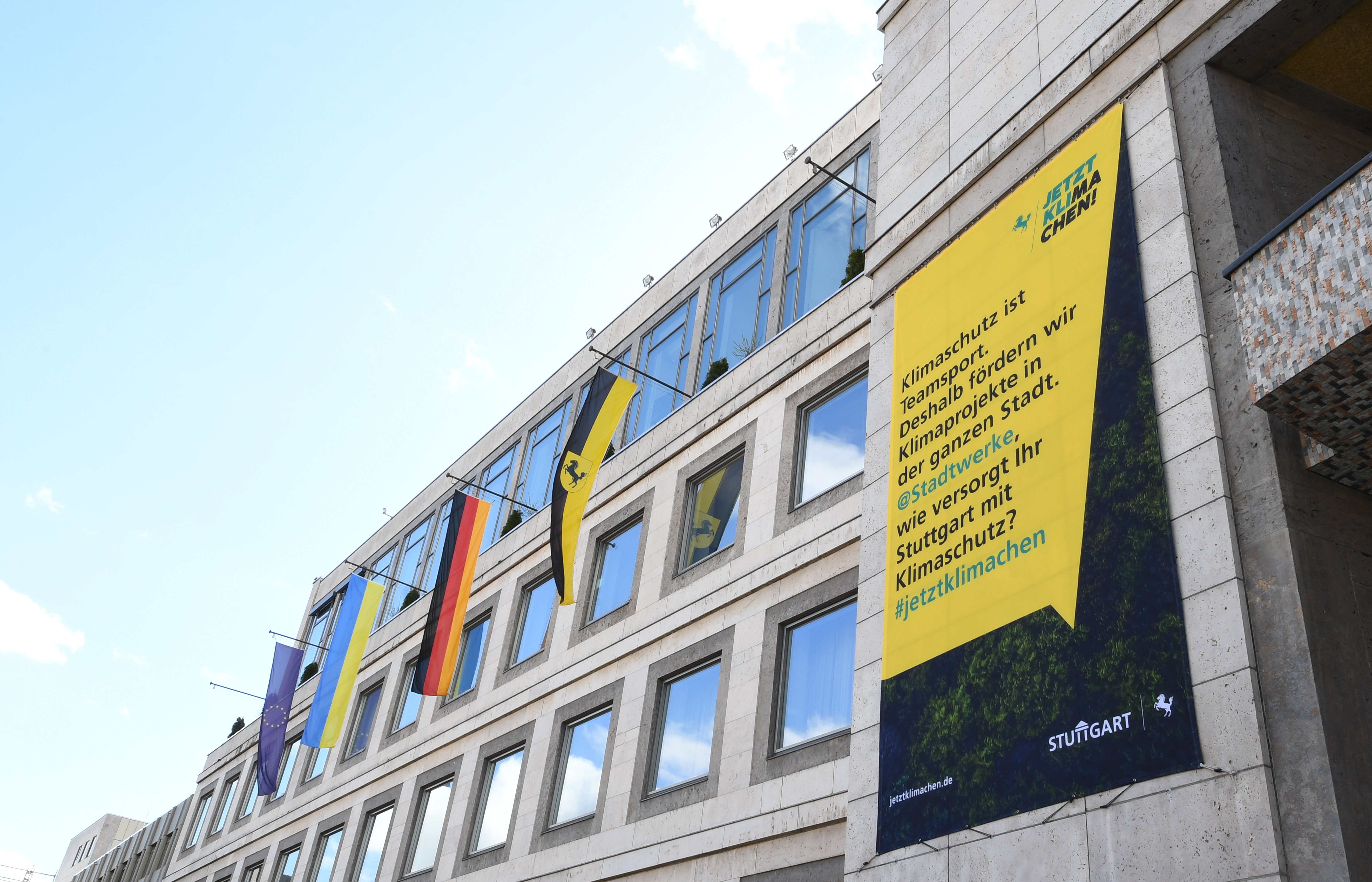 Klimaschutzkampagnen Banner am Stuttgarter Rathaus