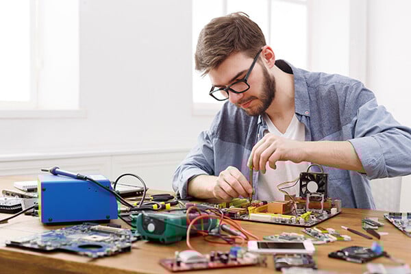 Stockfoto_ReparierenPC_c_Getty_Prostock-Studio_vk
