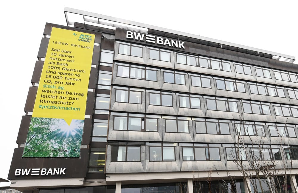 klimachen banner am bw bank gebäude