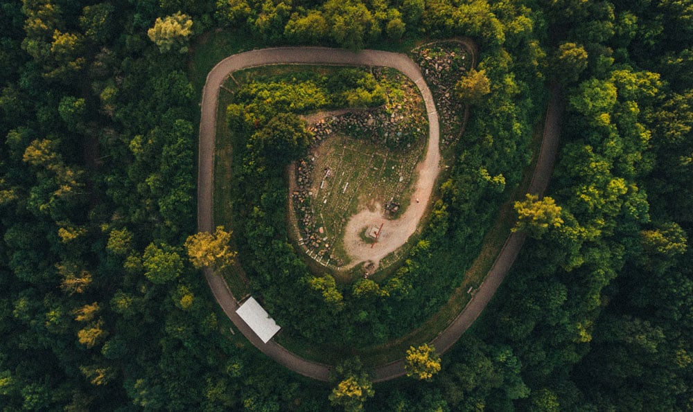 spiralförmiger weg durch wald von oben