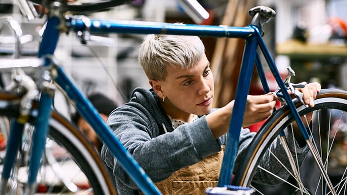 Stockfoto_FraurepariertFahrrad_c_Getty_Morsa Images_1600x900-1